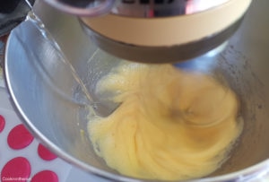 sirop de sucre sur jaunes fouettés pour la mousse chocolat