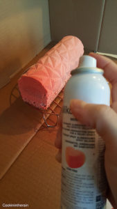 Spray velour silikomart rouge sur bûche floquée rose