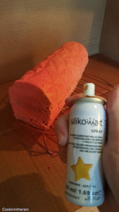 spray doré silikomart pour biscuit, sur le flocage rose/rouge