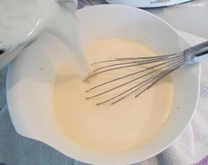 lait tiède dans les oeufs de la crème pâtissière