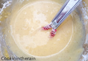 mélange lait et jaunes d'oeufs pour la crème pâtissière