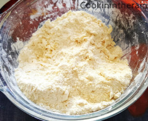 mélange de pâte à scones avec le beurre 