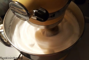 ajout progressif du beurre à la meringue italienne