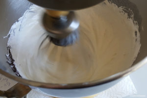 incorporation du beurre dans la meringue 