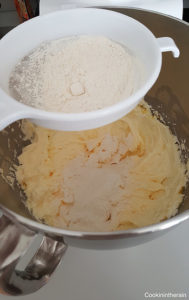 ajout poudres tamisées au beurre