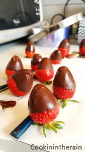 fraises trempées dans le chocolat tempéré