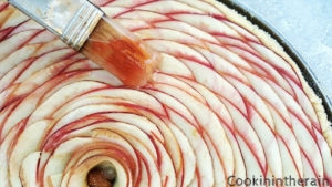 nappage au pinceau des pommes cuites