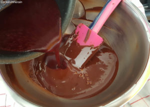 ajout de la purée de framboises chaude sur le chocolat pré fondu