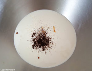 crème fleurette froide avec vanille en poudre et extrait liquide