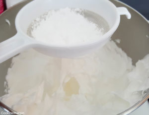 ajout du sucre glace tamisé à la meringue