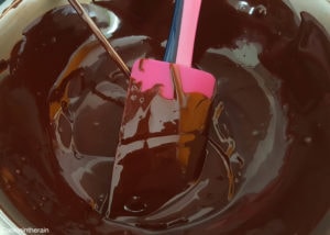 on sort le chocolat autour de 30-29°C pour le refroidir hors du bain marie et atteindre 28°C sereinement