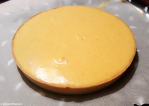 crème d'oranges coulée sur le fond de tarte à ras bord