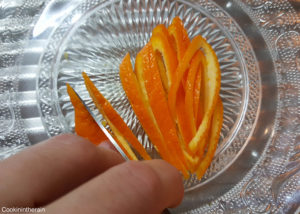 écorce d'orange coupée finement