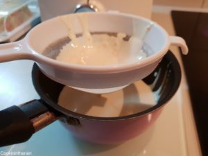 filtrage des zestes dans la crème