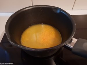 jus d'oranges avec les zestes à infuser
