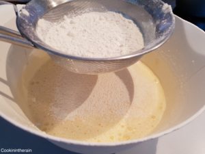 ajout de la farine tamisée avec la levure chimique
