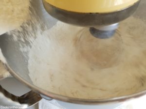 ajout de la farine tamisée avec la levure chimique