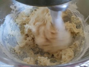 ajout de la farine tamisée avec la levure chimique et le sel