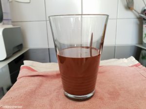 Chocolat fondu dans un grand verre haut et peu large
