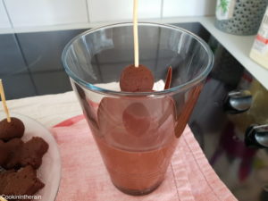 Trempage du cake pop dans le chocolat fondu