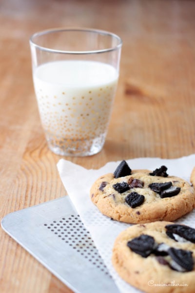 De délicieux cookies avec un verre de lait frais au goûter
