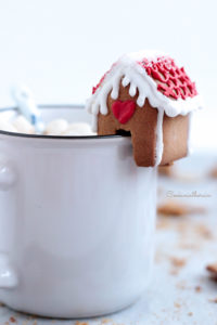 mini maison posée sur le mug de chocolat chaud