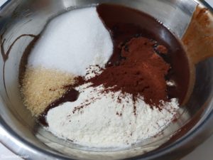 ajout de la farine, sucres et poudre de cacao