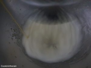 versement du sirop bouillit sur les blancs mousseux non fermes