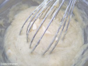 Ajout du beurre coupé en morceaux dans la crème refroidie