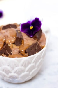 Des morceaux de brownie et du caramel beurre salé dans une glace au chocolat